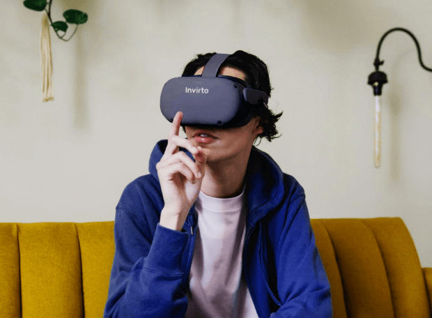 Person hat eine Virtual-Reality-Brille auf
